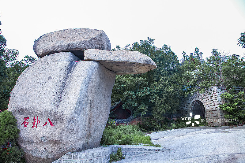 孟子故乡峄山牌楼南天门八卦石图片素材
