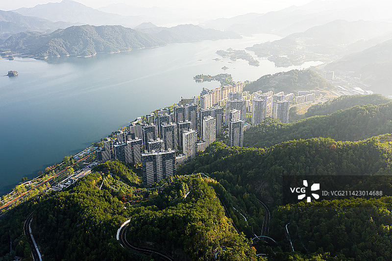 浙江千岛湖景区天屿山上的小区楼盘建筑群图片素材