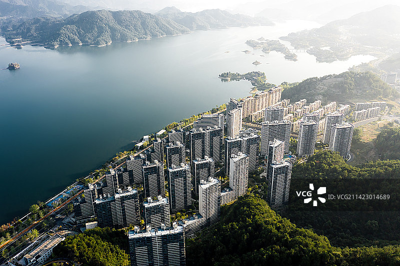 浙江千岛湖景区天屿山上的小区楼盘建筑群图片素材