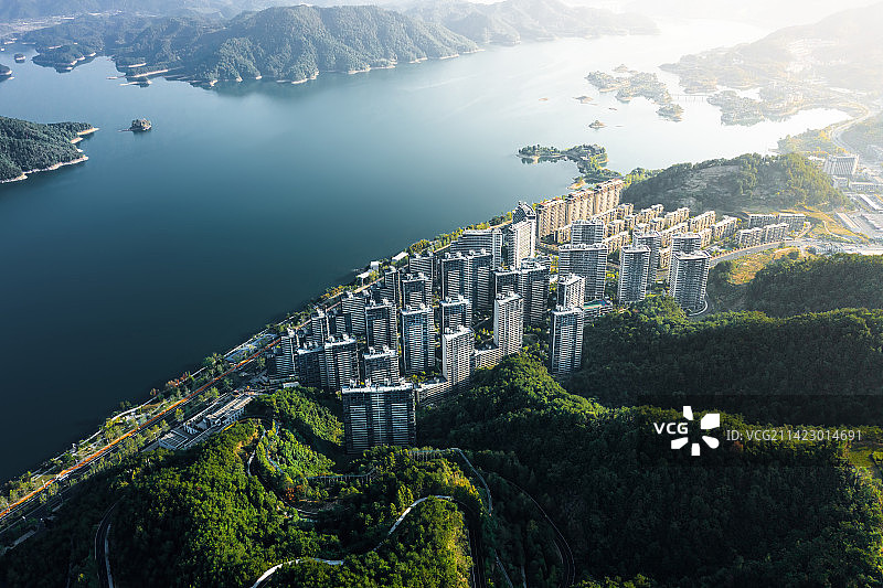 浙江千岛湖景区天屿山上的小区楼盘建筑群图片素材