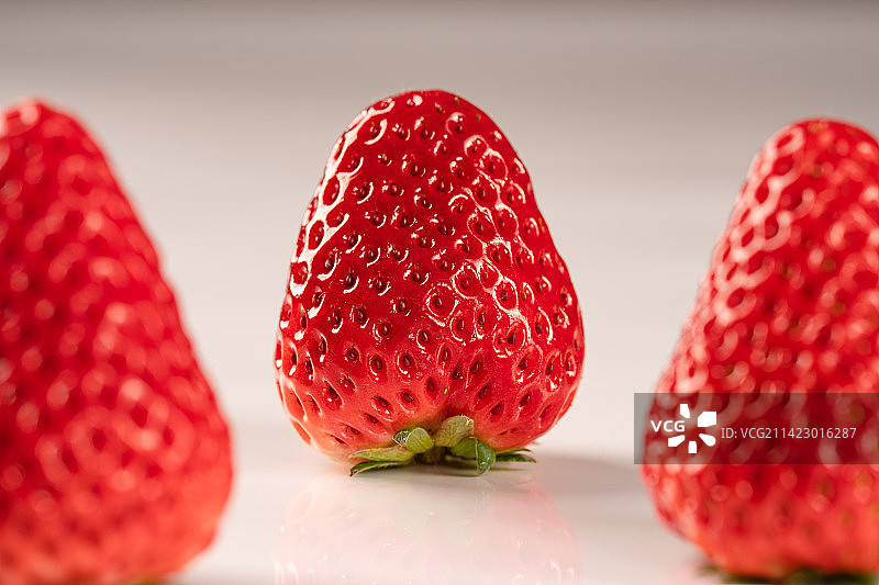 新鲜水果草莓多汁的果肉特写图片素材