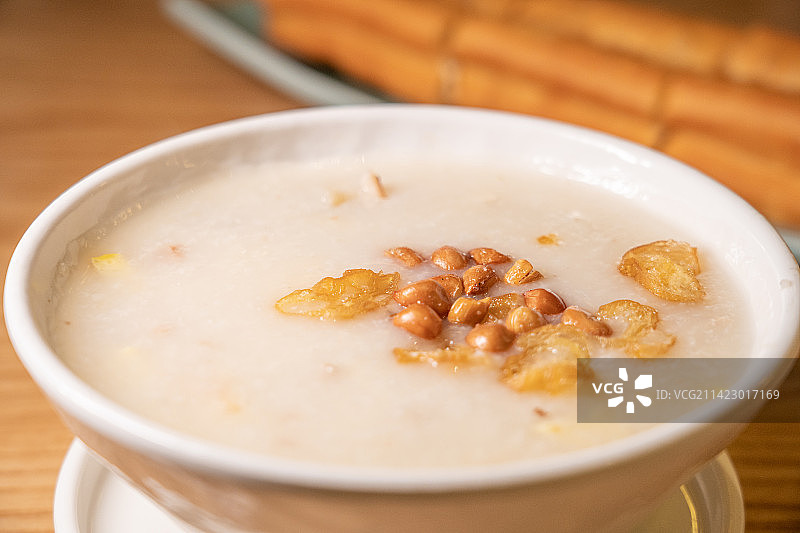 广东广州粤式广式早茶早点传统早餐艇仔粥和后面的油条图片素材