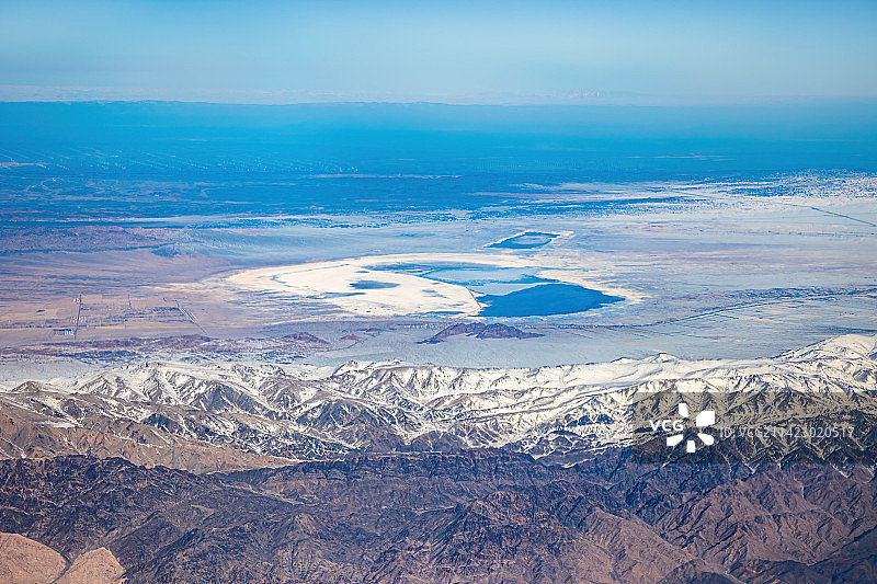 航拍天山与巴里坤湖图片素材