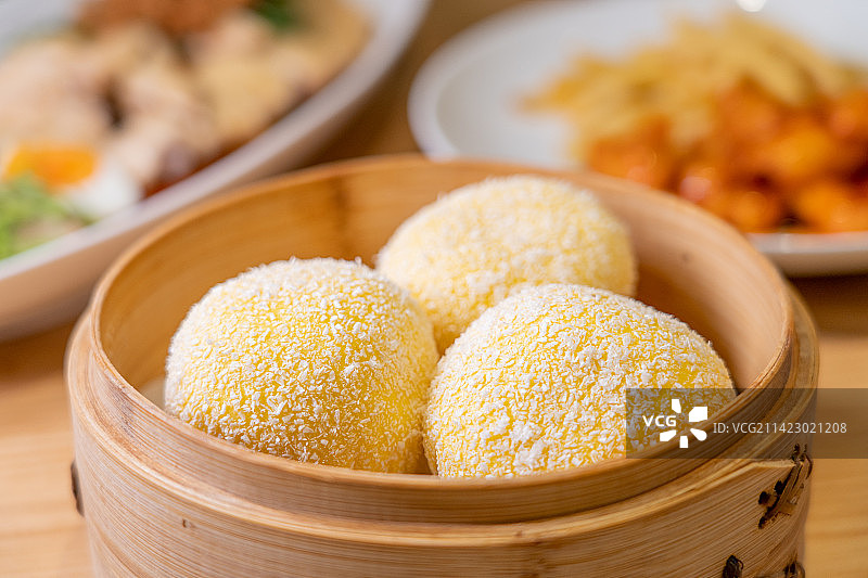 广东粤式茶楼地方特色菜  麦香流沙包图片素材