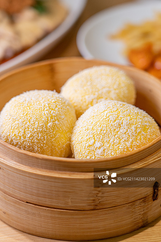 广东粤式茶楼地方特色菜  麦香流沙包图片素材