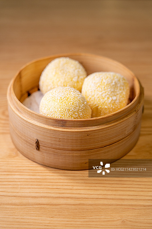 广东粤式茶楼地方特色菜  麦香流沙包图片素材