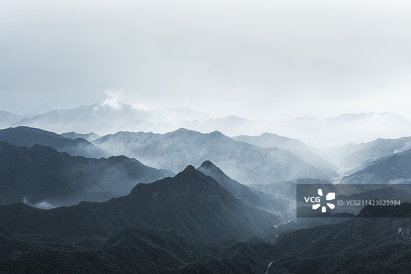 杭州大明山脉雾中景色图片素材