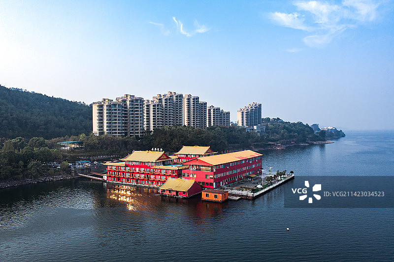 航拍千岛湖景区的水上餐厅图片素材