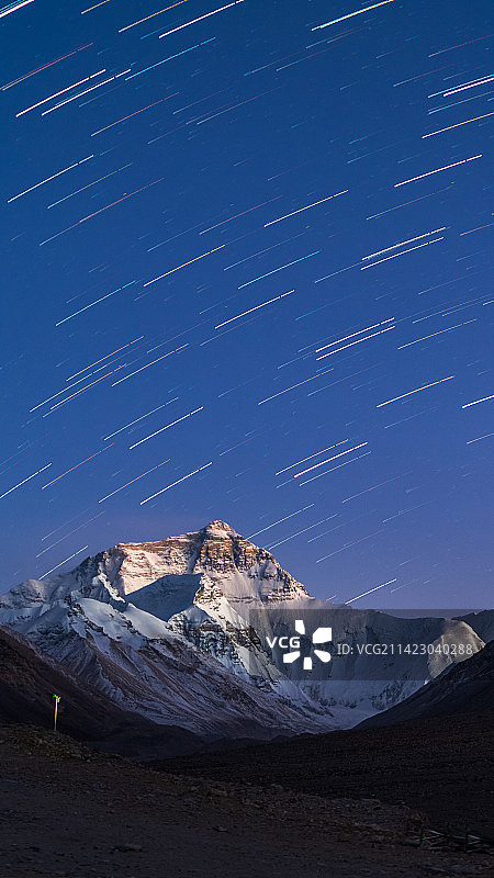 珠穆朗玛峰星轨图片素材
