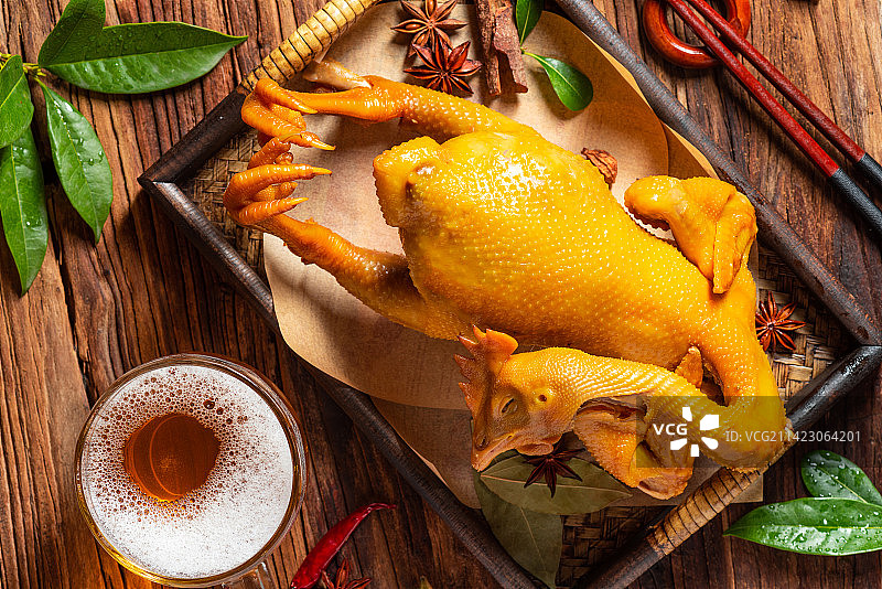 乡村风格木托盘装的盐焗鸡放在旧木板上图片素材