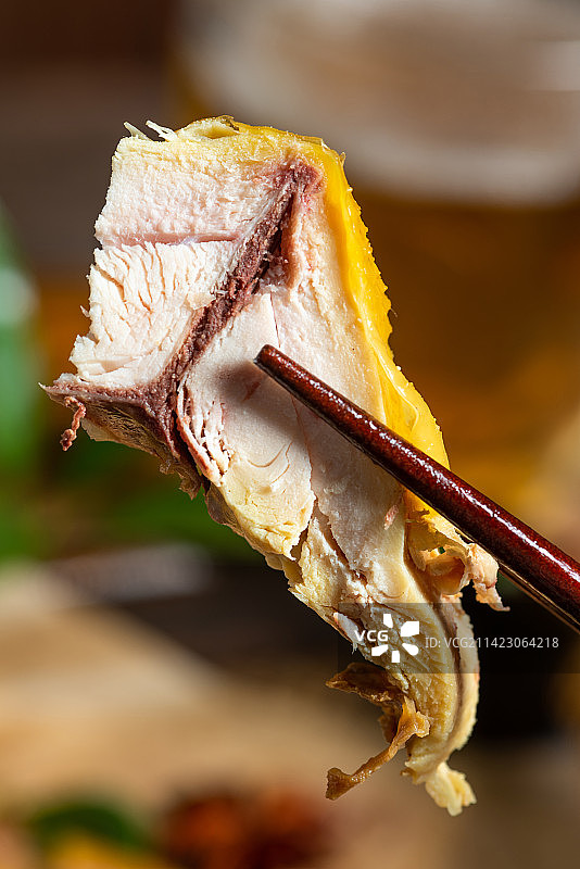 暗调氛围乡村风格切开的盐焗鸡特写图片素材