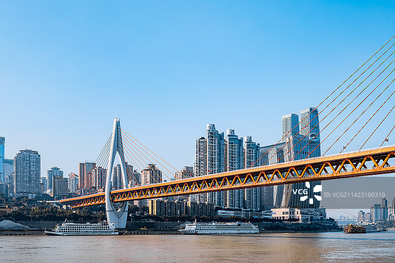 中国重庆市高楼和东水门大桥城市天际线风光图片素材