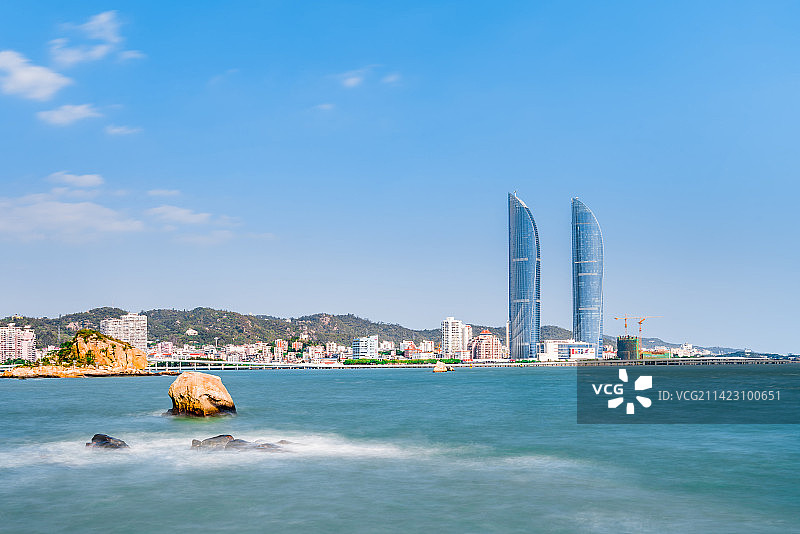 中国福建厦门双子塔和大海慢门风光图片素材