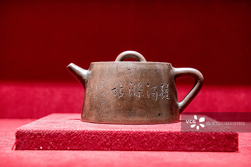 故宫博物院馆藏宜兴窑紫砂题诗茶壶图片素材