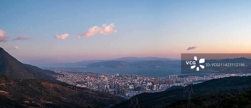 云南大理苍山洱海高视角城市风光日出全景接片图片素材