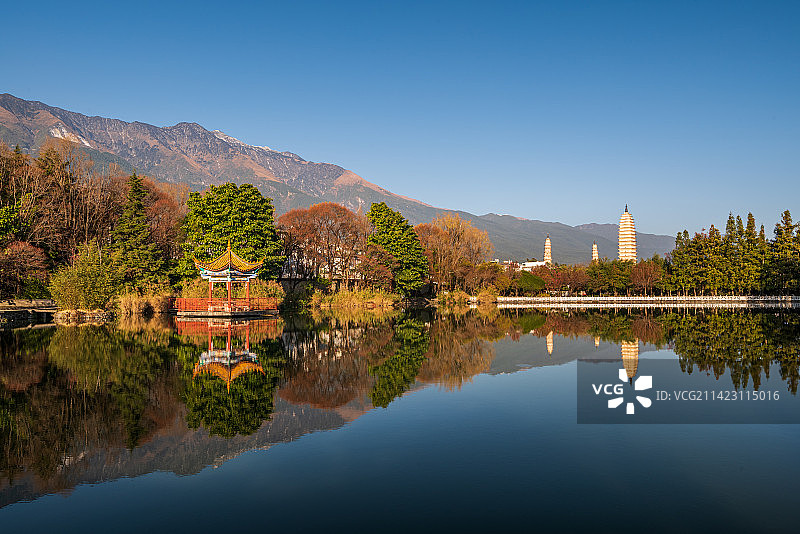 云南大理崇圣寺三塔倒影白昼晴天图片素材
