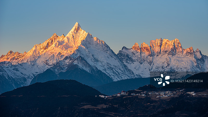 梅里雪山缅茨姆吉娃仁安日照金山图片素材