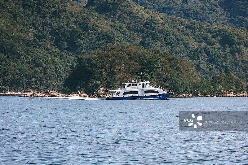 大鹏湾沙头角海域的深圳港两地观光船图片素材