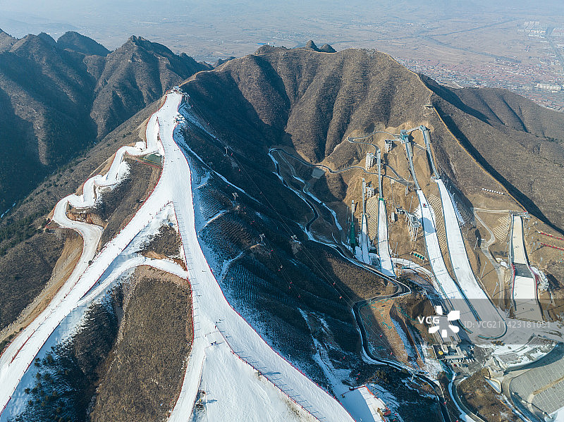 航拍空中鸟瞰河北涞源国家跳台滑雪训练科研基地七山滑雪场图片素材