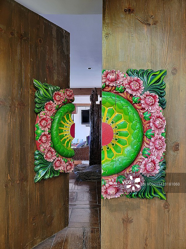 丽江古城内的院落大门图片素材