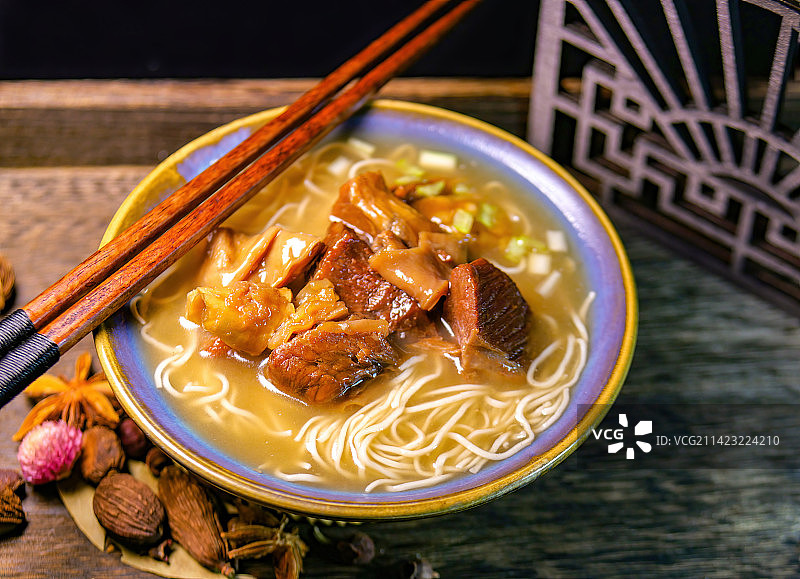 红烧牛肉拉面鲜汤全蛋面广式西关牛腩面竹升面岭南传统民间风味美味可口拉面广府地道碱水面牛骨汤底银丝细面图片素材