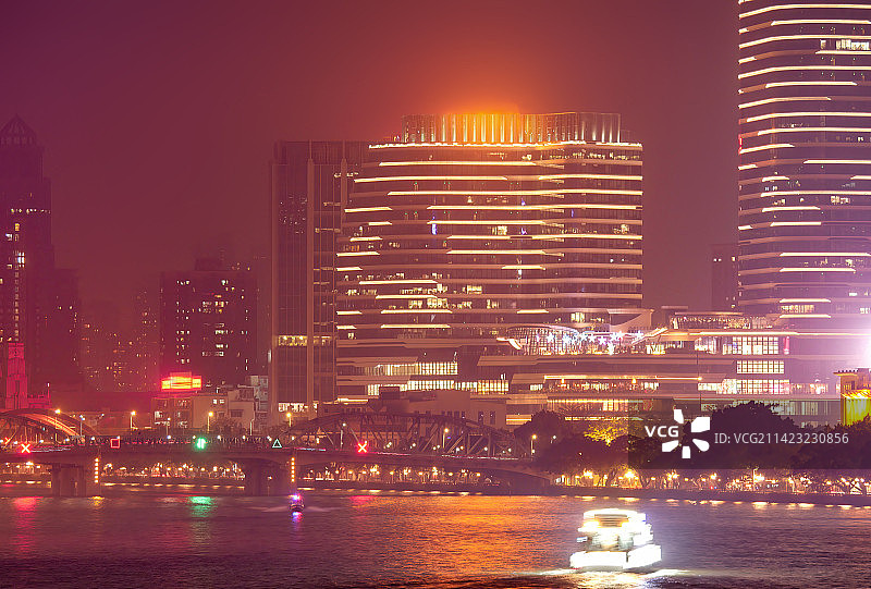 夜晚霓虹灯光外墙闪烁亚洲国际顶级城市临江河畔密集办公楼地标建筑灯光璀璨夜景内透绝美充满梦幻现实主义图片素材