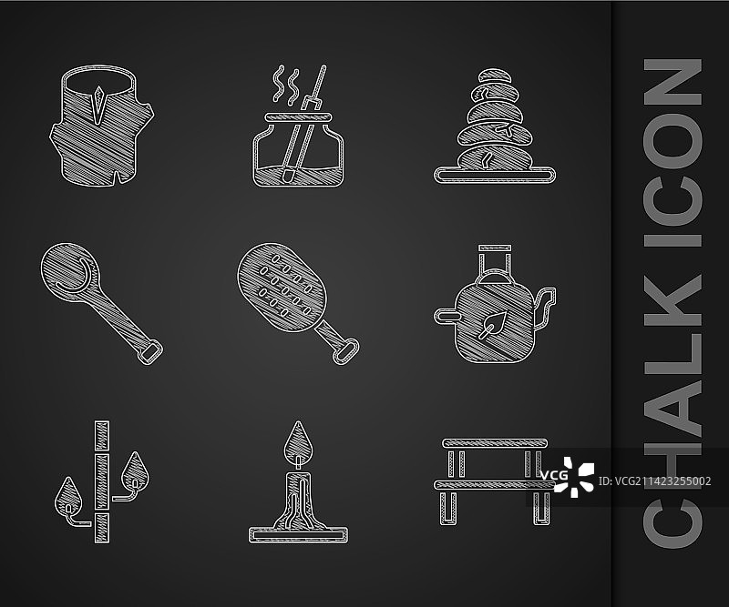 桑拿刷子燃烧的蜡烛木制长凳茶壶套装图片素材