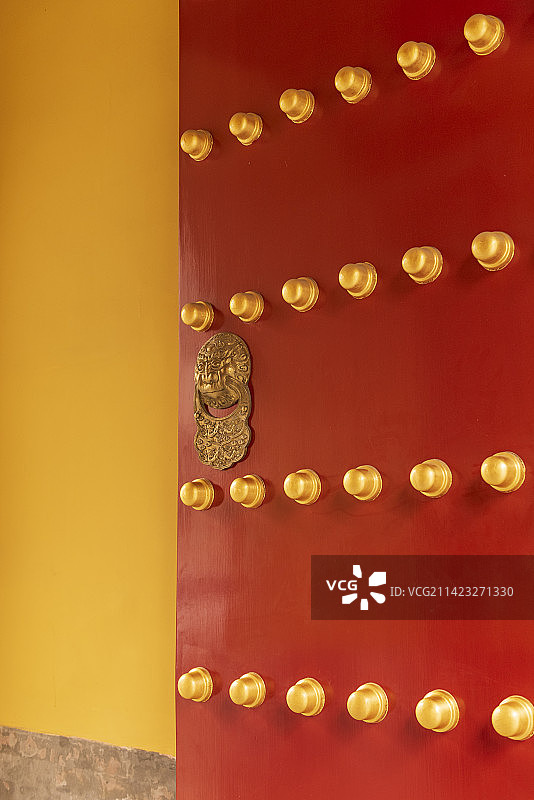 皇家大门的门钉 红色大门金属把手图片素材