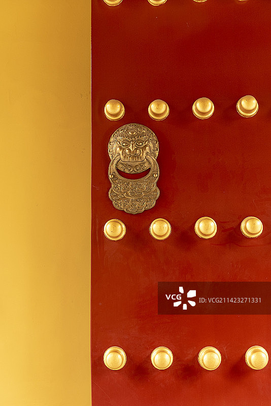 皇家大门的门钉 红色大门金属把手图片素材