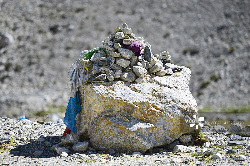 西藏路上的玛尼堆图片素材