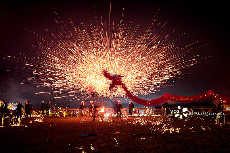 重庆垫江非遗表演钢花火龙图片素材