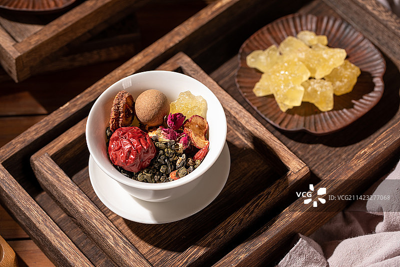 木托盘上白色盖碗里的八宝茶图片素材