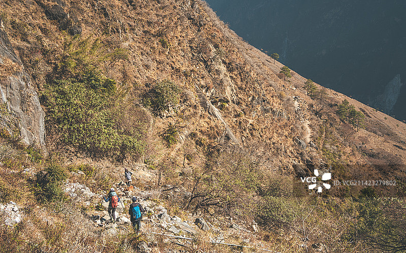 云南香格里拉的秋日，徒步者漫步于金沙江虎跳峡高路的山脊图片素材