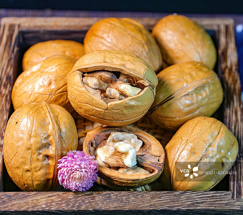 新疆阿克苏喀什特产核桃民间传统工艺新鲜手工炒制美味坚果手信采用调味料油炸炒货美味可口下酒美食沏茶小吃图片素材