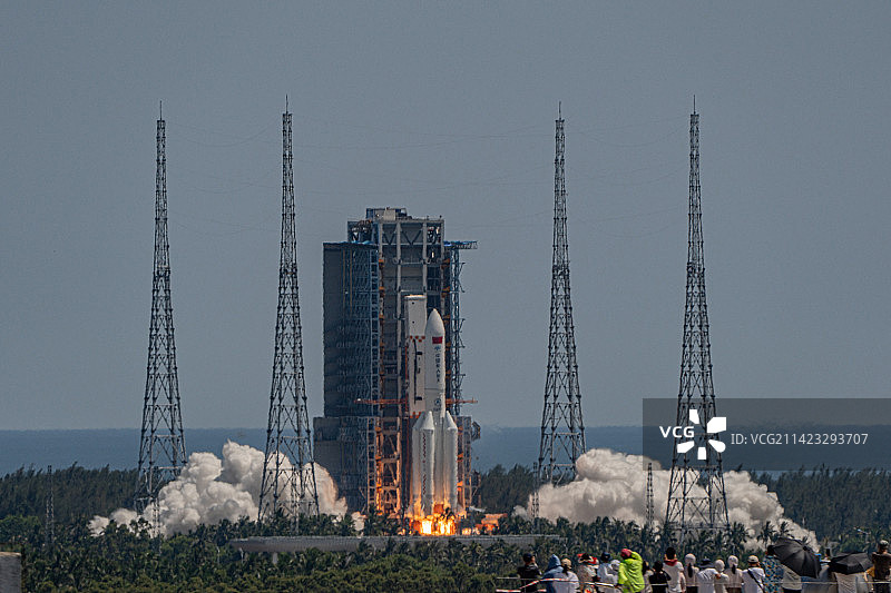 长征五号B遥三运载火箭发射问天实验舱图片素材