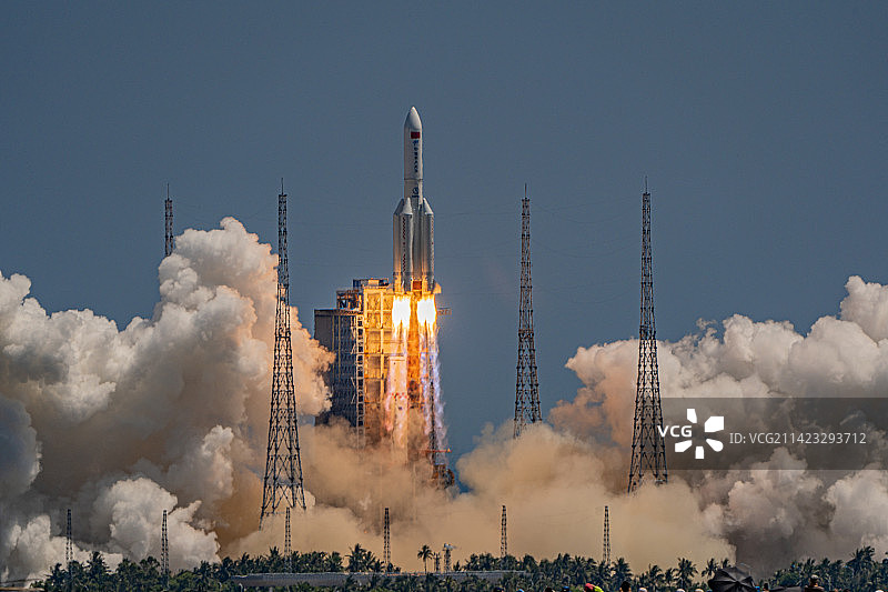 长征五号B遥三运载火箭发射问天实验舱图片素材