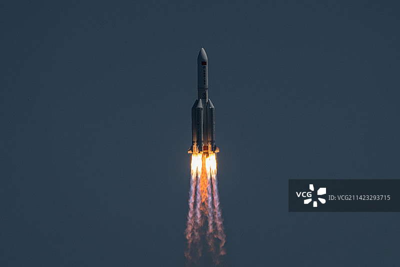 长征五号B遥三运载火箭发射问天实验舱图片素材