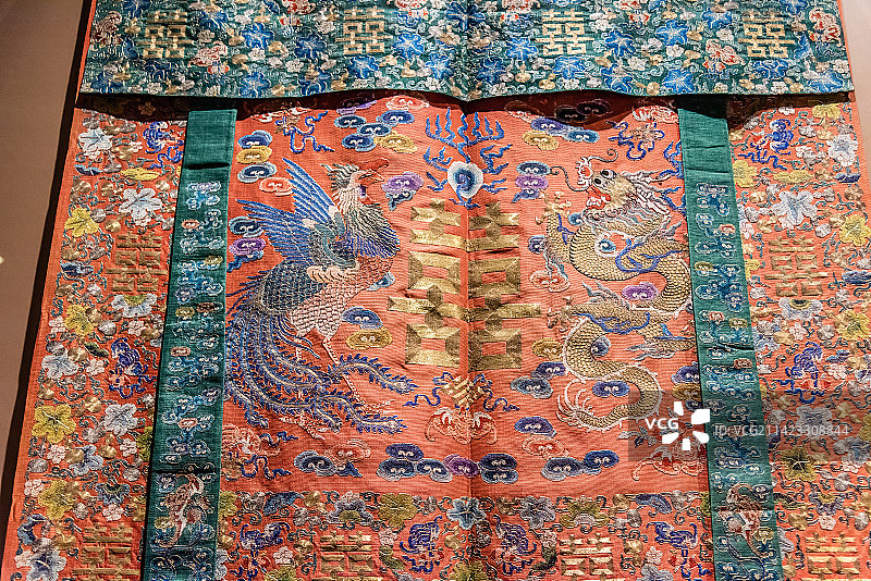 清代刺绣龙凤双喜戳纱帘图片素材