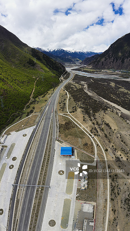 西藏工布江达县的公路图片素材