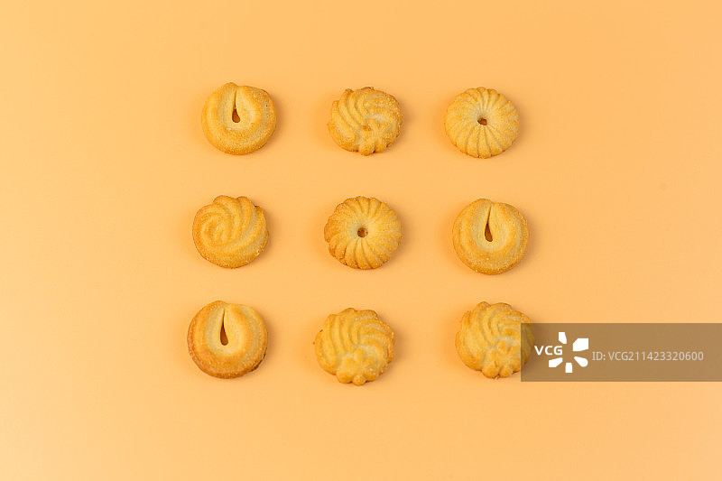 黄色背景上的饼干特写镜头图片素材