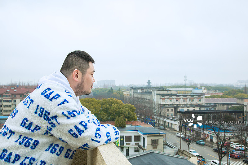 上海市松江区云间粮仓-微笑的男人肖像图片素材