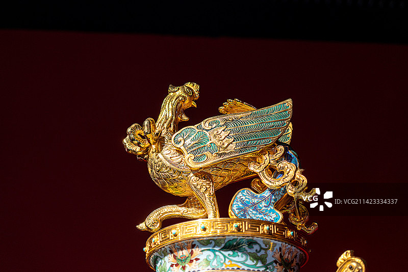 黑色背景下雕像的特写镜头图片素材