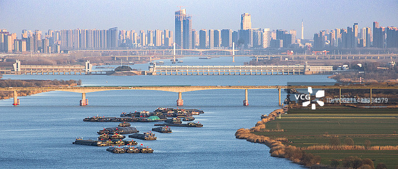 蚌埠淮河上的船远眺蚌埠市区傍晚日落图片素材
