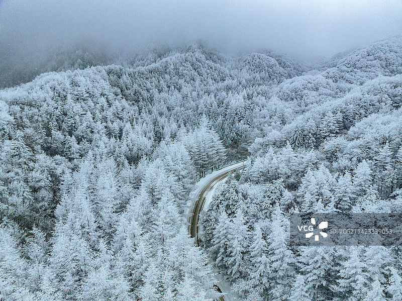 航拍西安秦岭终南山分水岭雪景自然风光图片素材
