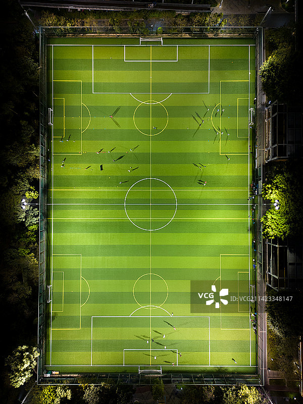 航拍夜晚下的深圳福田香蜜公园足球场图片素材