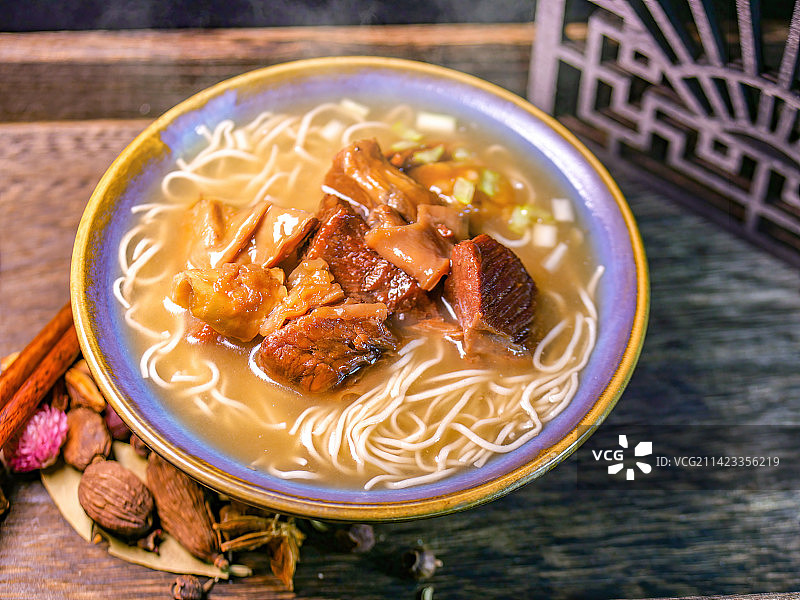 红焖牛腩银丝面广府西关美食牛肉拉面鲜汤全蛋面广式竹升面岭南传统民间风味美味可口拉面广府岭南地道碱水面图片素材