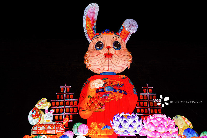 中国秦淮灯会，南京老门东的巨型生肖福兔灯组图片素材