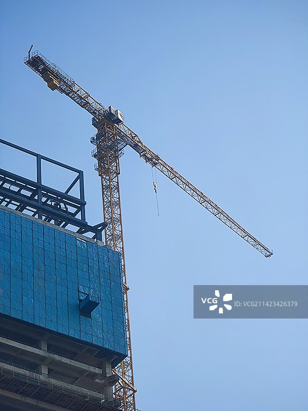 晴朗蓝天下的起重机俯视图图片素材
