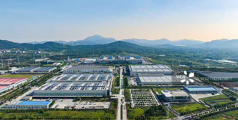 工厂仓库厂房楼顶太阳能电板全景图片素材