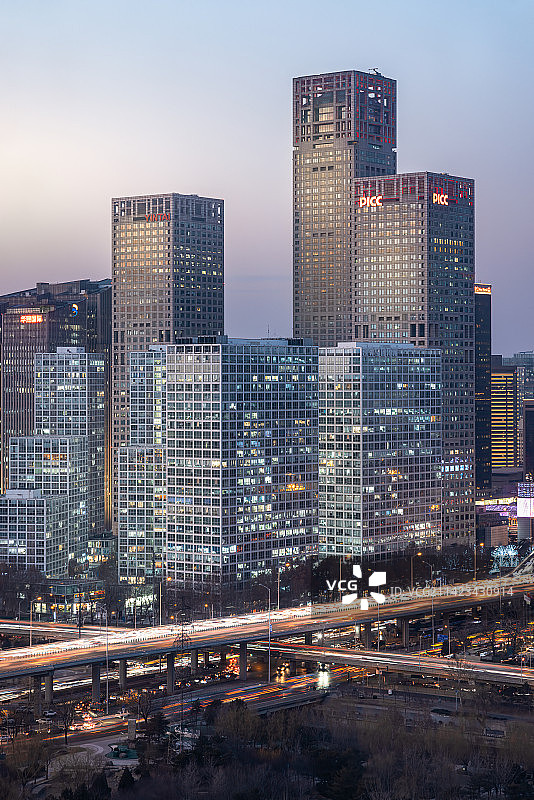 夜幕下的北京银泰中心建外soho与东三环车轨图片素材